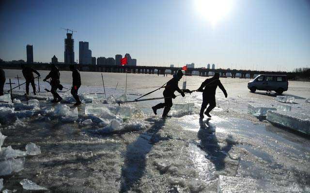 哈(ha)爾濱冬季采冰(bīng) 采冰工具