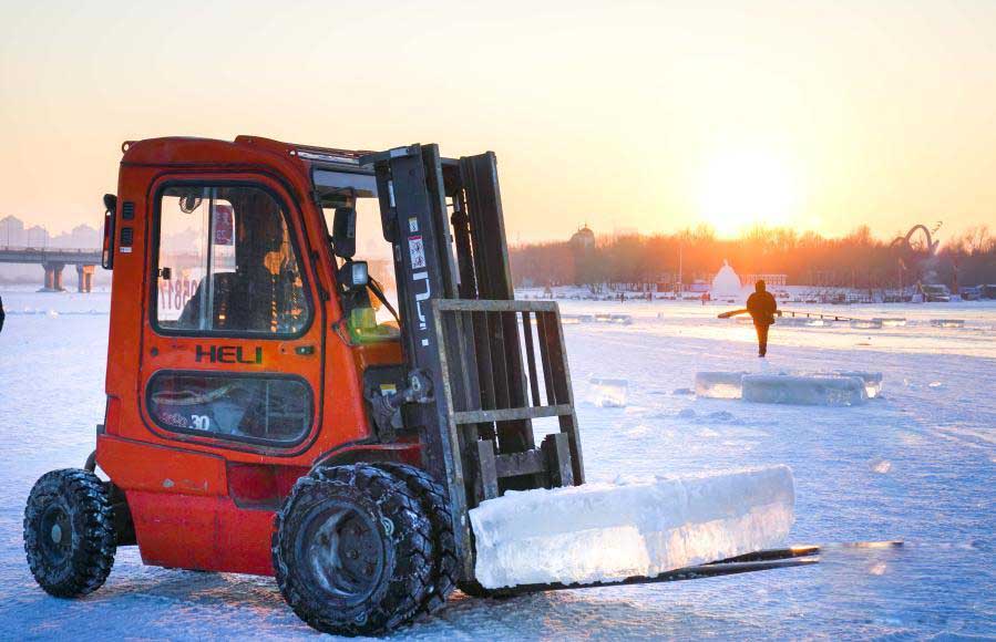 哈爾濱(bin)冬季采冰 采冰(bīng)工具