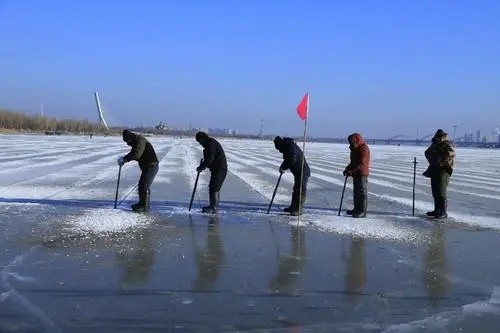 哈爾(er)濱冬季采冰 采冰(bīng)工具